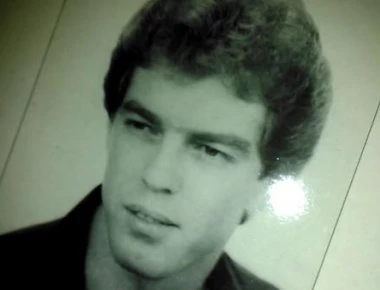Αυτός ήταν ο τραγουδιστής Βασίλης Καλούσης που έπεσε στις ράγες του ηλεκτρικου (βίντεο)
